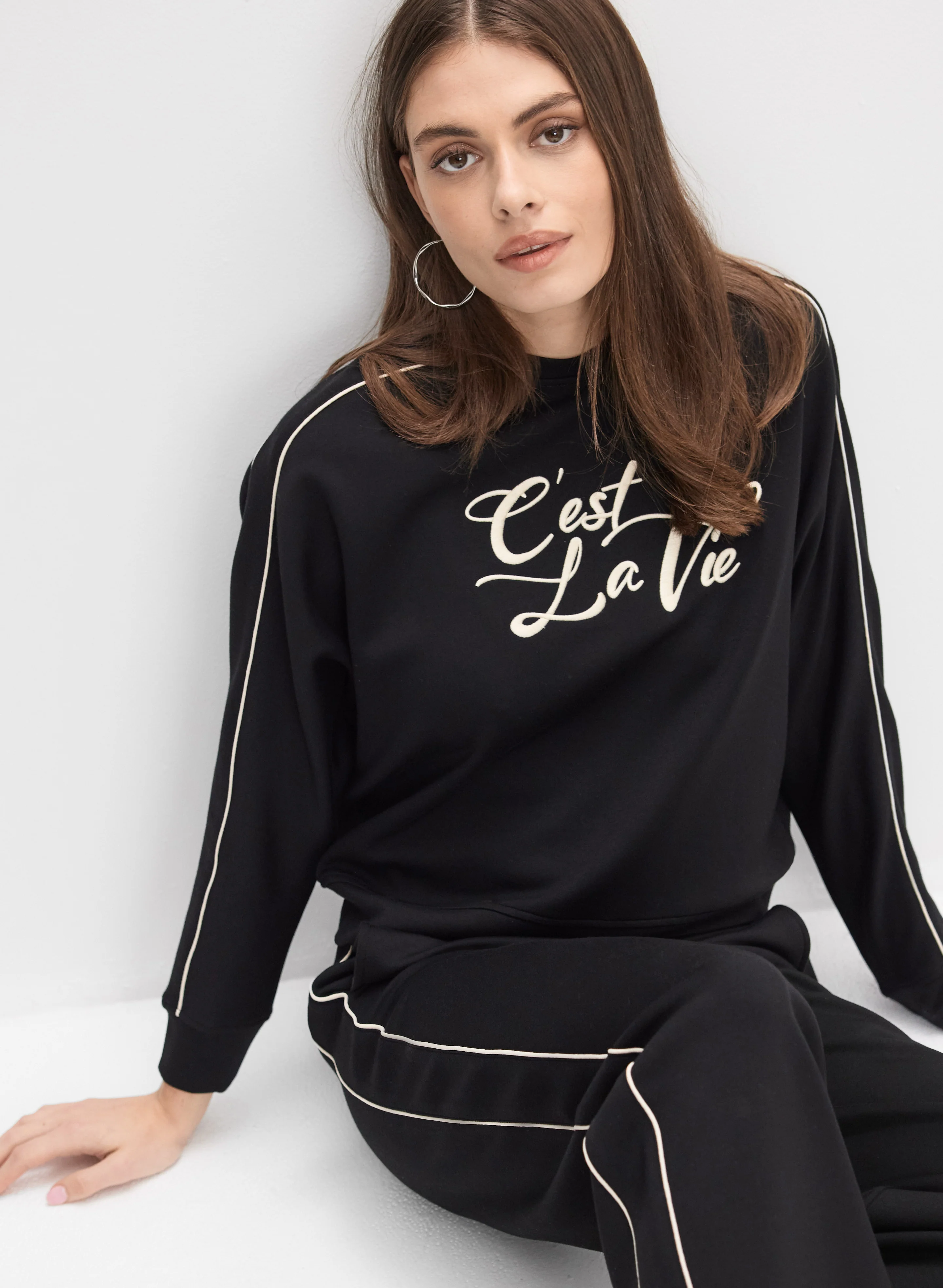 Embroidered Script Sweatshirt - Image 9
