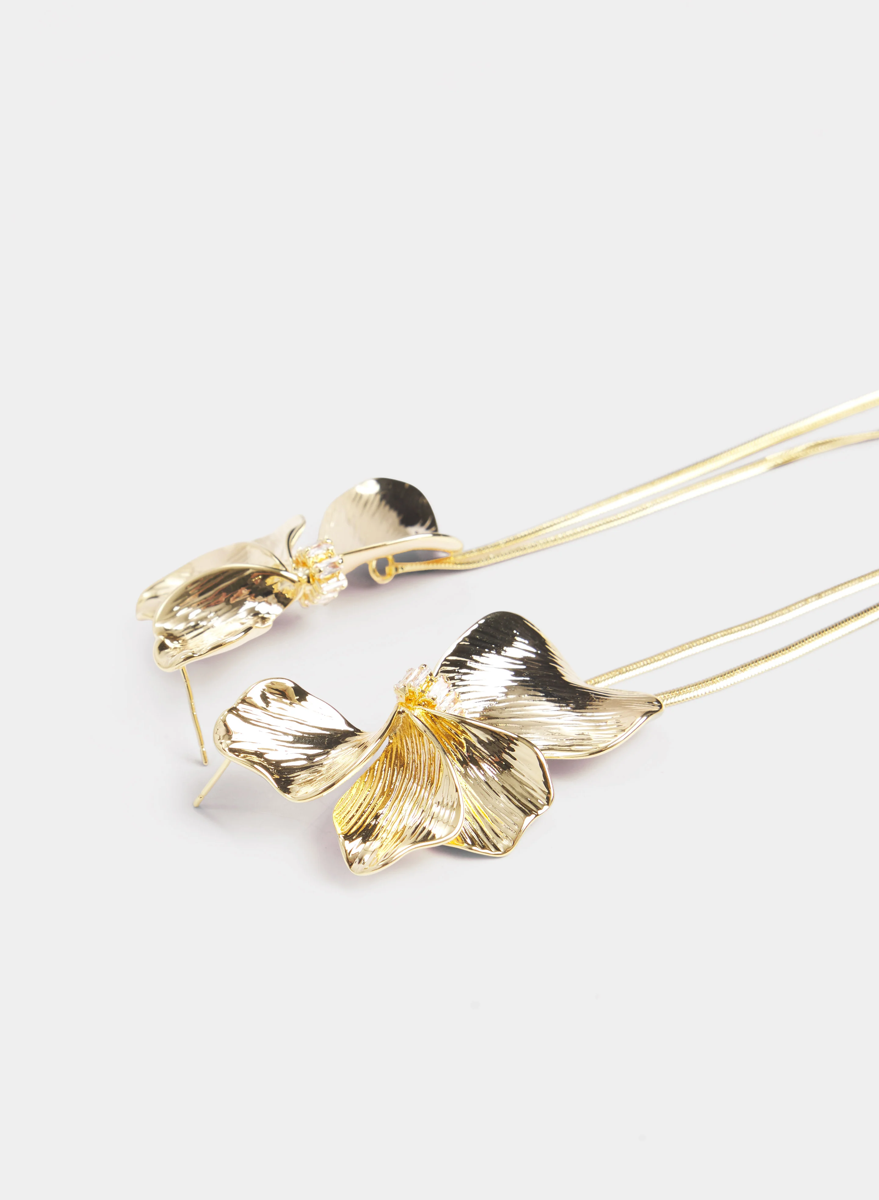 Floral Chain Drop Earrings - Image 3