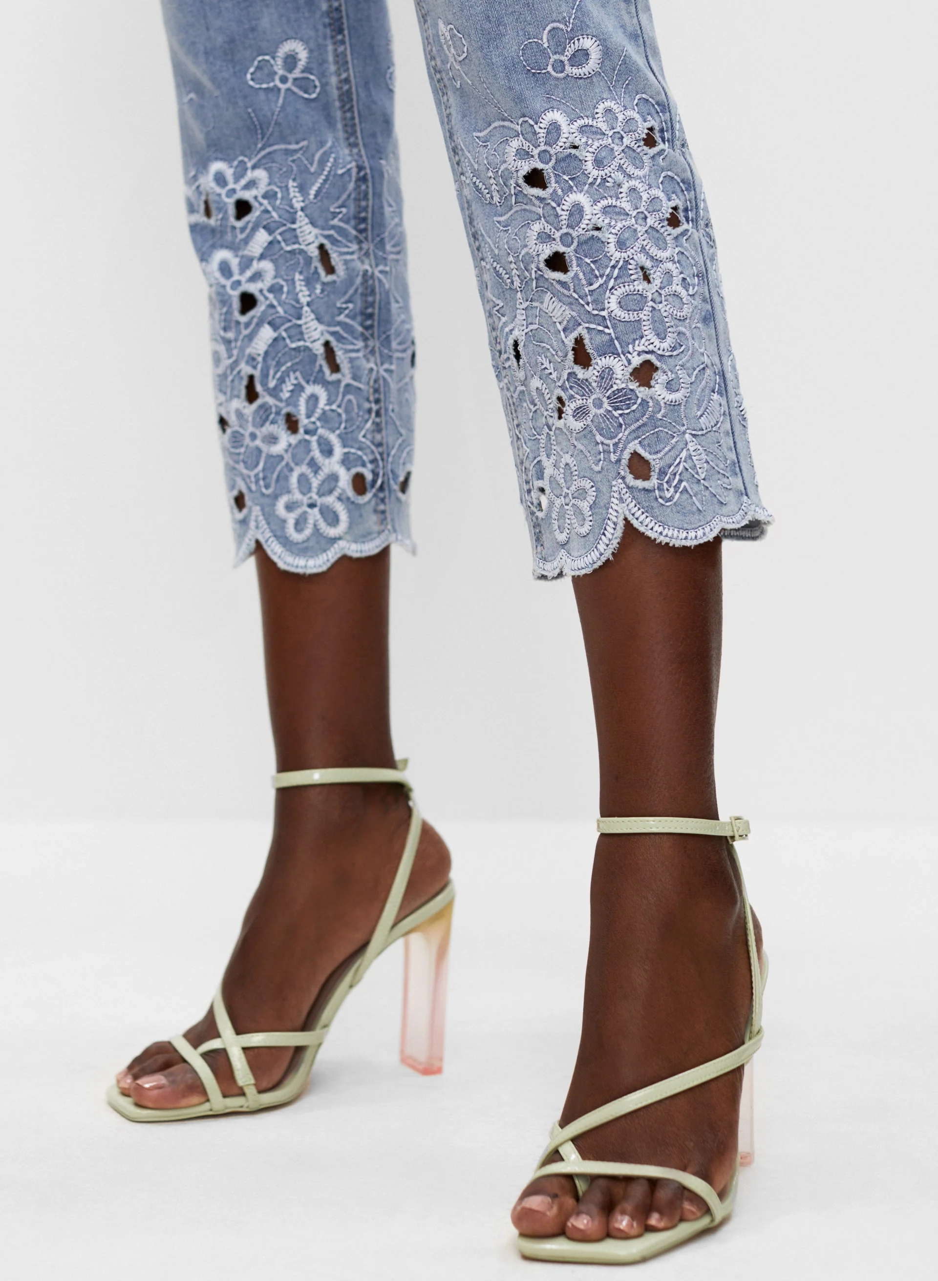 Floral Embroidery Slim Leg Capri Pants - Image 3