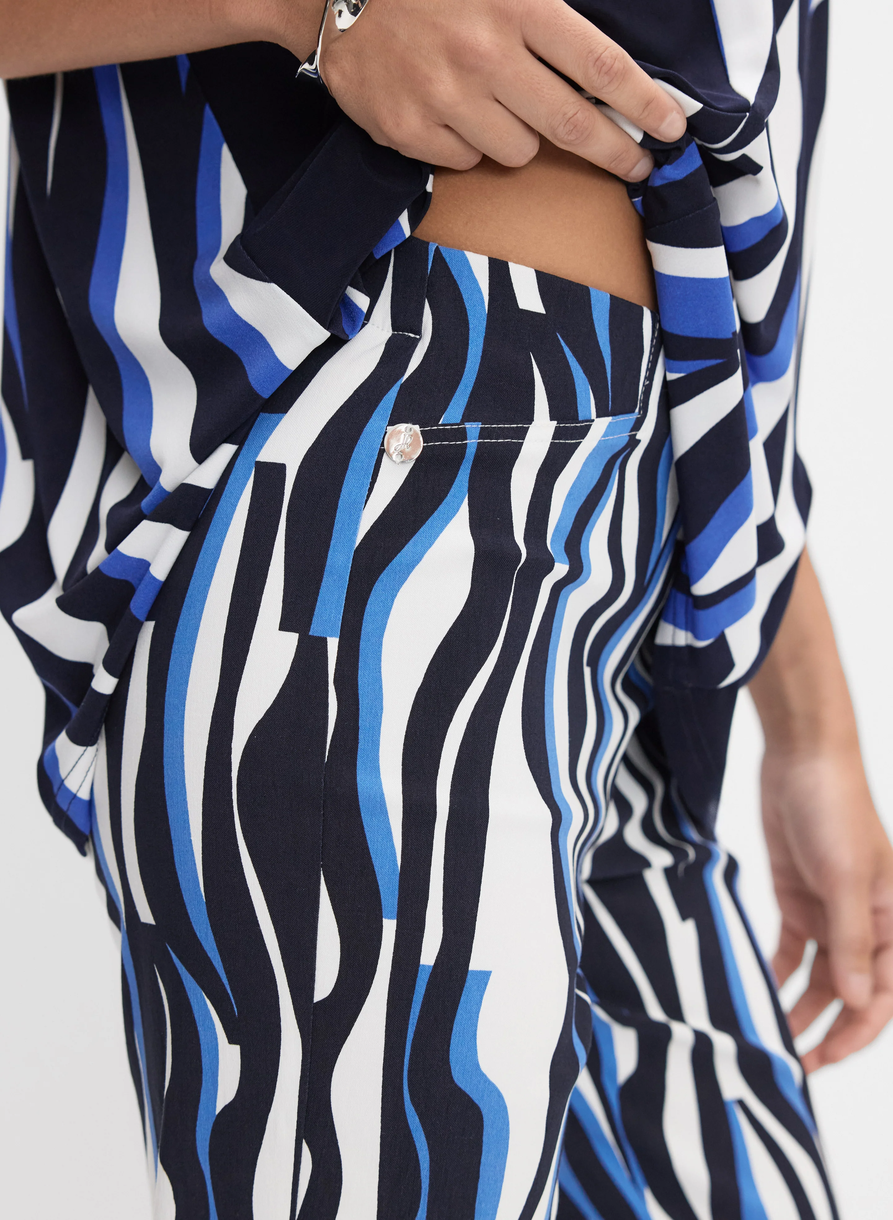 Joseph Ribkoff - Abstract Print Capris - Image 4